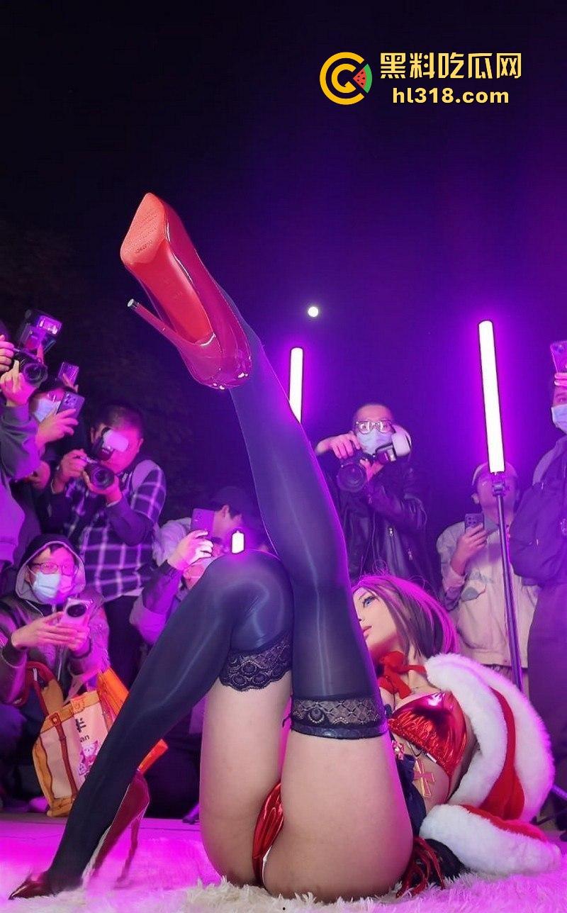 广州萤火虫漫展，高颜值cos女神大胆露臀套装惊艳全场，神级运镜捕捉，每一寸撩人曲线，令人心动不已！  第3张