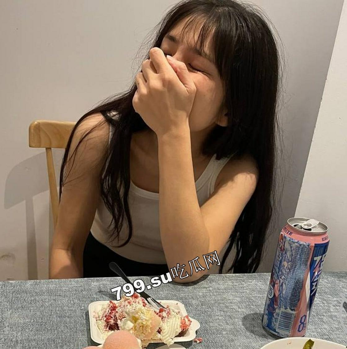 海角社区乱伦大神强上女房东 以记录之名把少妇房东野外按在草地抽插观众太多转战厕所继续  第10张