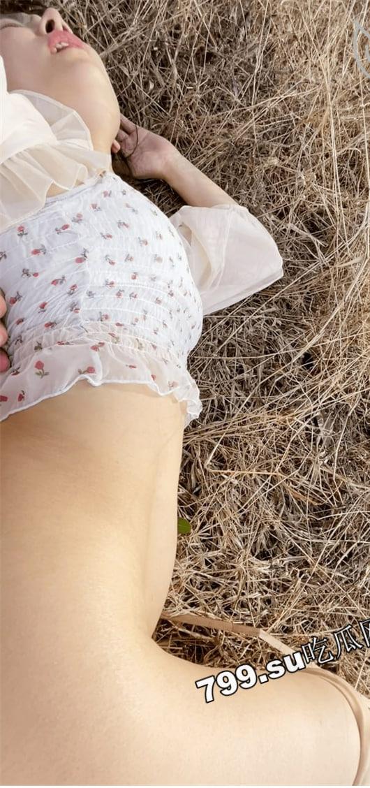 海角社区乱伦大神强上女房东 以记录之名把少妇房东野外按在草地抽插观众太多转战厕所继续  第14张