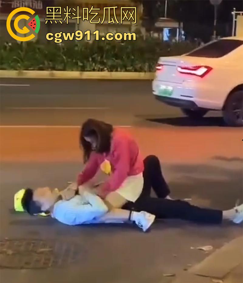 情到深处控制不住，广州街头女上位按倒男子，当众脱裤子强行插入，这回不能算男的强奸了吧！  第1张