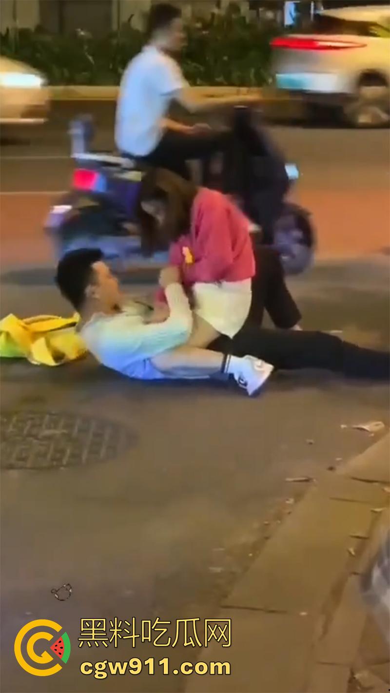 情到深处控制不住，广州街头女上位按倒男子，当众脱裤子强行插入，这回不能算男的强奸了吧！  第2张