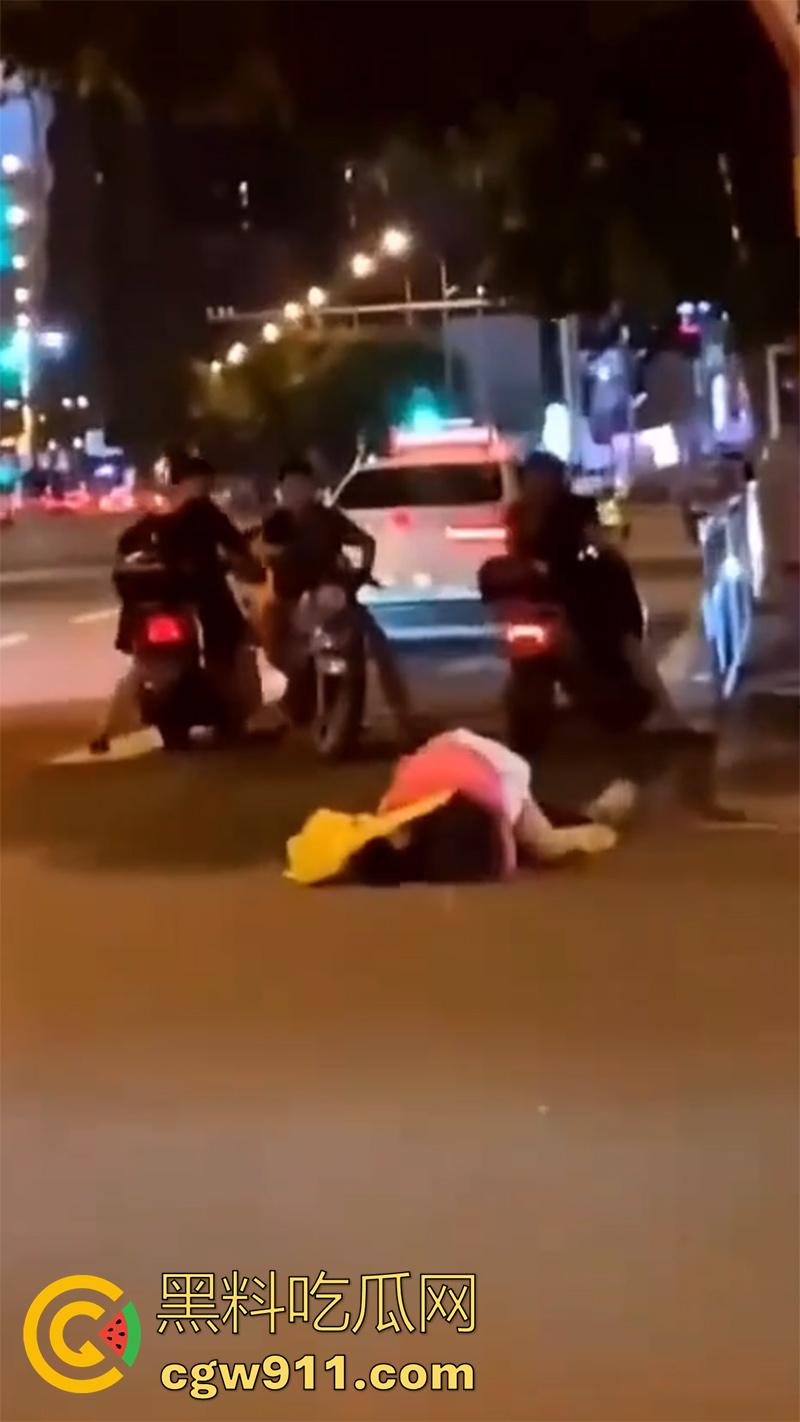 情到深处控制不住，广州街头女上位按倒男子，当众脱裤子强行插入，这回不能算男的强奸了吧！  第3张