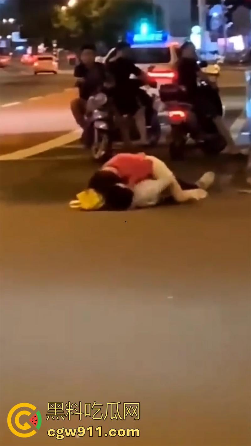 情到深处控制不住，广州街头女上位按倒男子，当众脱裤子强行插入，这回不能算男的强奸了吧！  第4张