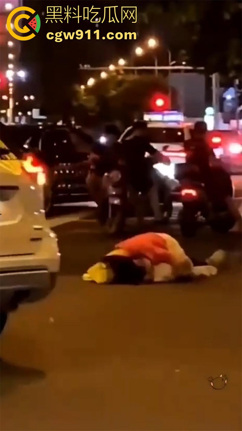 情到深处控制不住，广州街头女上位按倒男子，当众脱裤子强行插入，这回不能算男的强奸了吧！  第5张