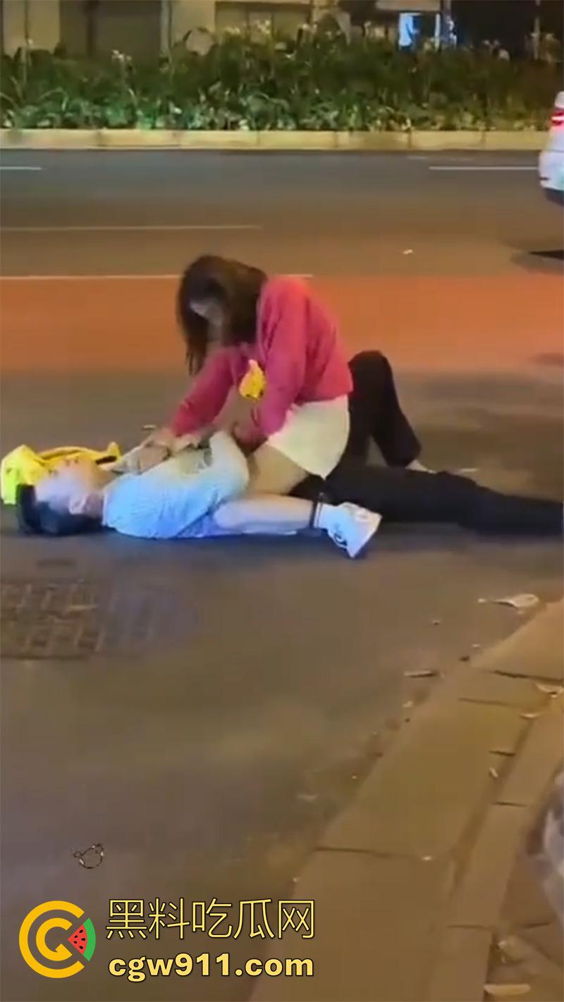 情到深处控制不住，广州街头女上位按倒男子，当众脱裤子强行插入，这回不能算男的强奸了吧！  第6张