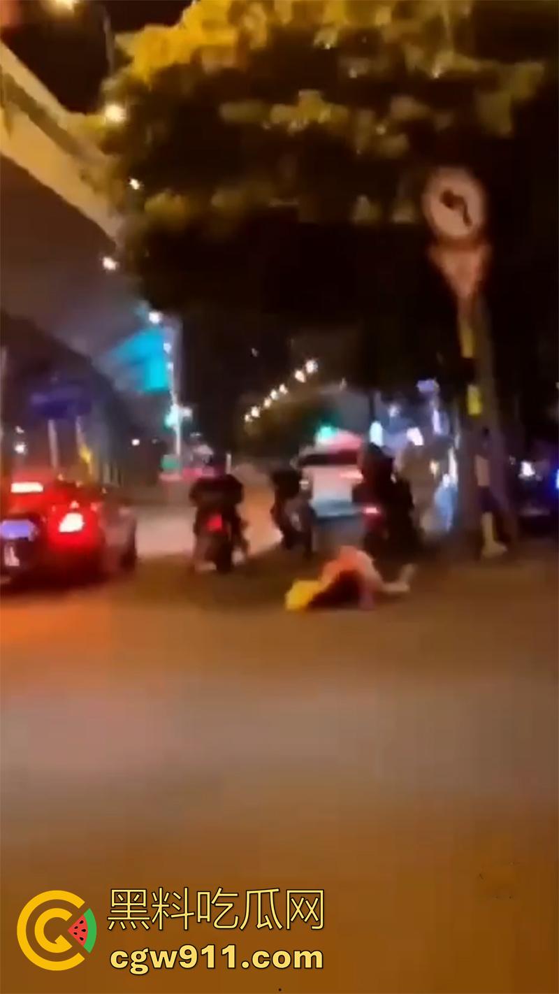 情到深处控制不住，广州街头女上位按倒男子，当众脱裤子强行插入，这回不能算男的强奸了吧！  第7张