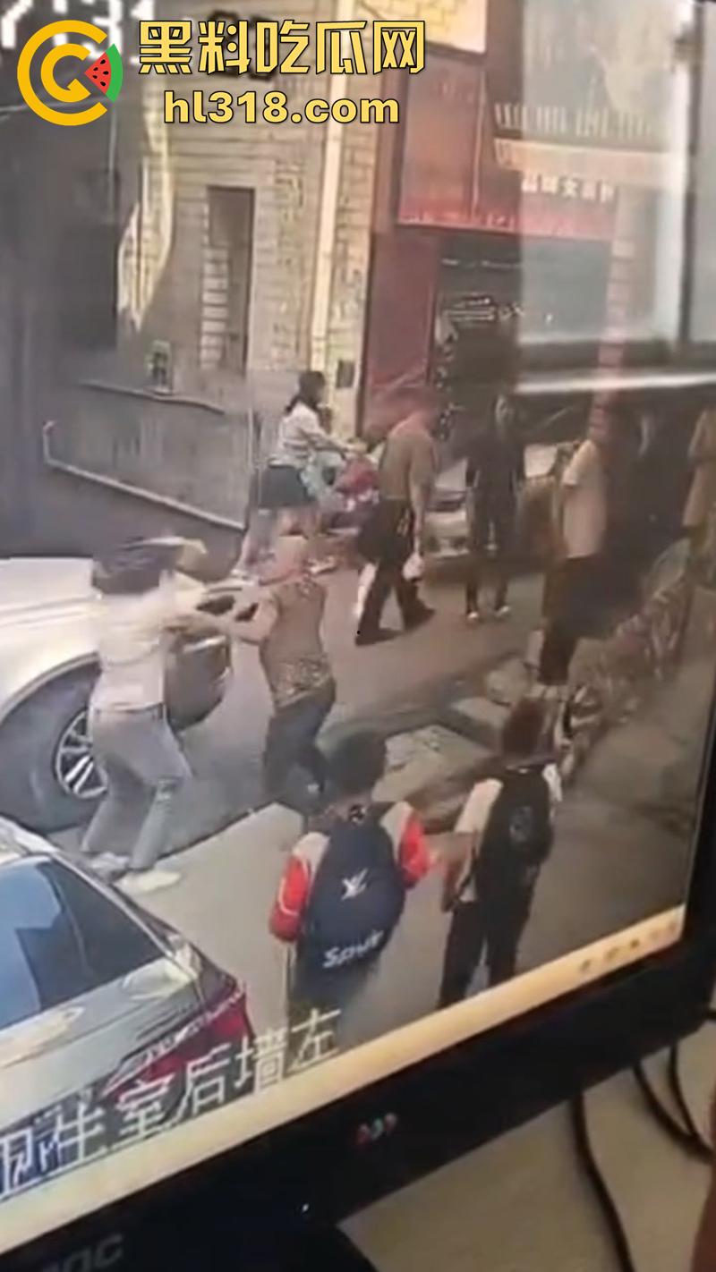 郑州男子持菜刀，砍杀奸夫淫妇，妻子出轨被老公发现，拿菜刀当场砍死奸夫，再追妻子狂砍！  第3张