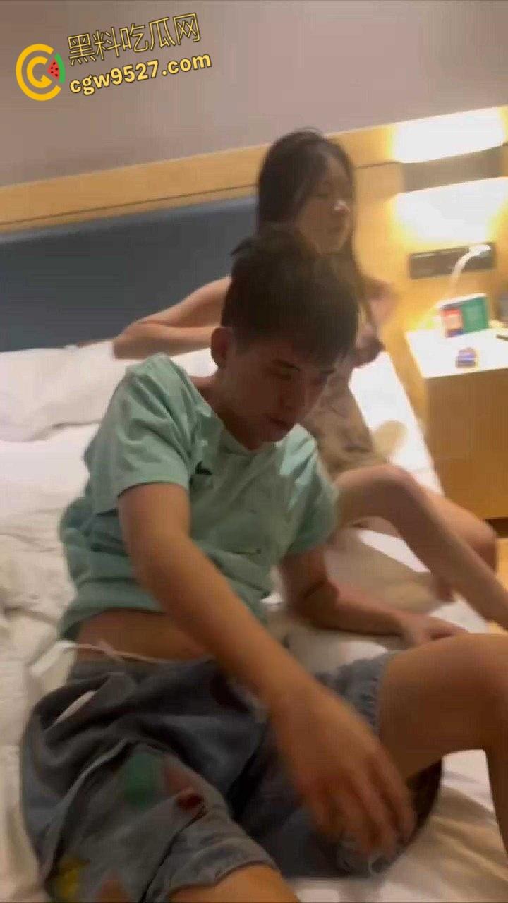 20岁吊带嫩妹结婚半年出轨，在酒店被老公捉奸在床，床上还有调教妹妹的滴蜡，这大兄弟真会吃 ！  第3张