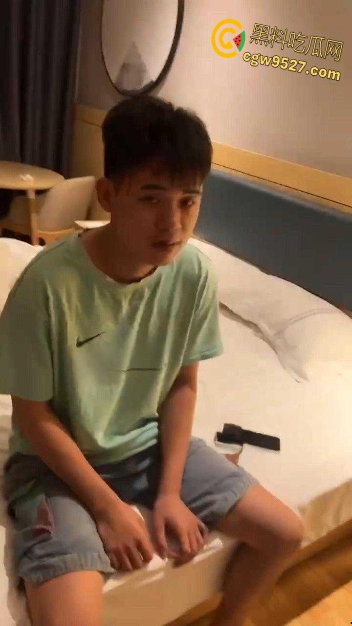 20岁吊带嫩妹结婚半年出轨，在酒店被老公捉奸在床，床上还有调教妹妹的滴蜡，这大兄弟真会吃 ！  第4张