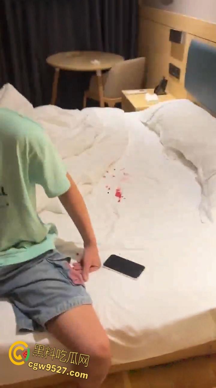 20岁吊带嫩妹结婚半年出轨，在酒店被老公捉奸在床，床上还有调教妹妹的滴蜡，这大兄弟真会吃 ！  第5张