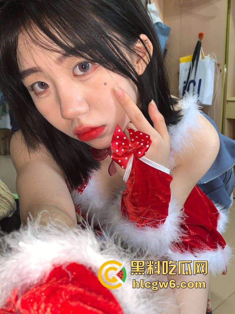 河南圣诞夜大瓜，女友穿圣诞服诱惑上门，白色丝袜勾得人欲火焚身，房门一关直接开干，骚到圣诞老人都得避让！  第7张