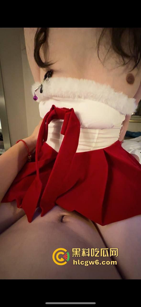 河南圣诞夜大瓜，女友穿圣诞服诱惑上门，白色丝袜勾得人欲火焚身，房门一关直接开干，骚到圣诞老人都得避让！  第9张