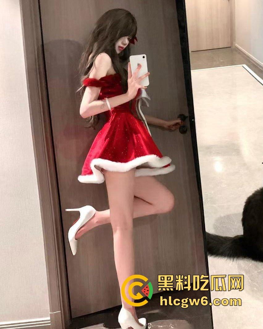 河南圣诞夜大瓜，女友穿圣诞服诱惑上门，白色丝袜勾得人欲火焚身，房门一关直接开干，骚到圣诞老人都得避让！  第14张