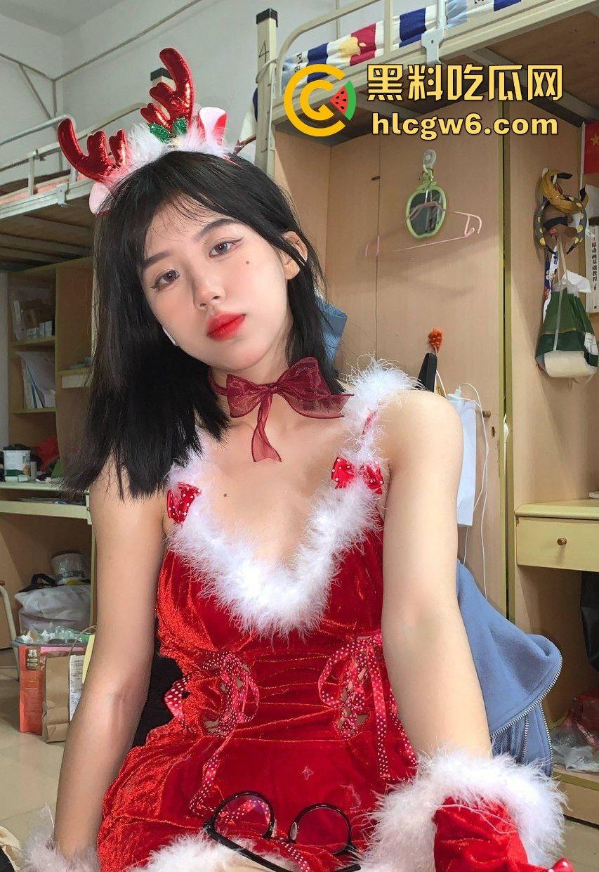 河南圣诞夜大瓜，女友穿圣诞服诱惑上门，白色丝袜勾得人欲火焚身，房门一关直接开干，骚到圣诞老人都得避让！  第19张