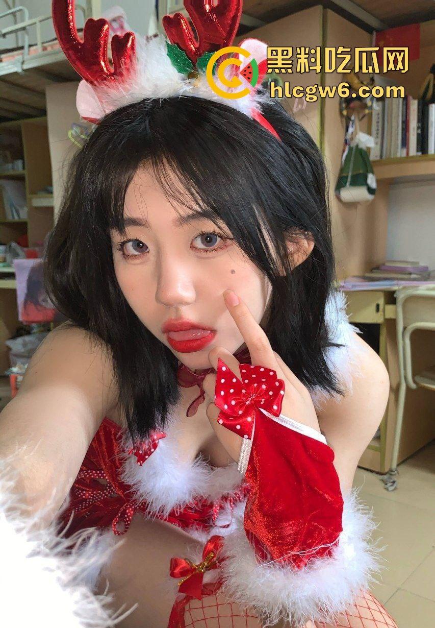 河南圣诞夜大瓜，女友穿圣诞服诱惑上门，白色丝袜勾得人欲火焚身，房门一关直接开干，骚到圣诞老人都得避让！  第20张