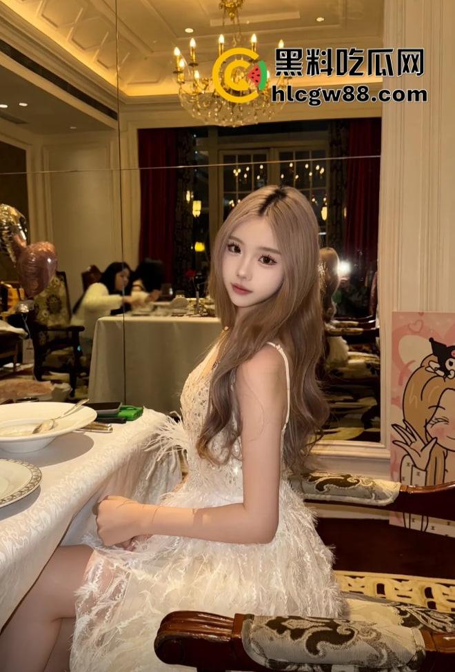 四川22岁骚鸡【林琳】包月卖逼当情人，吃一个月鸡巴换俩包，朋友圈晒包背地里卖逼！  第3张