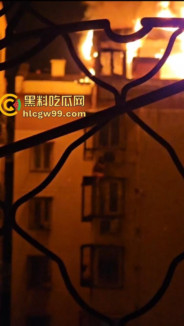 厦门小区楼顶火烧屁股，裸女6楼栏杆上被困哭成傻逼，物业还在睡大觉！  第2张
