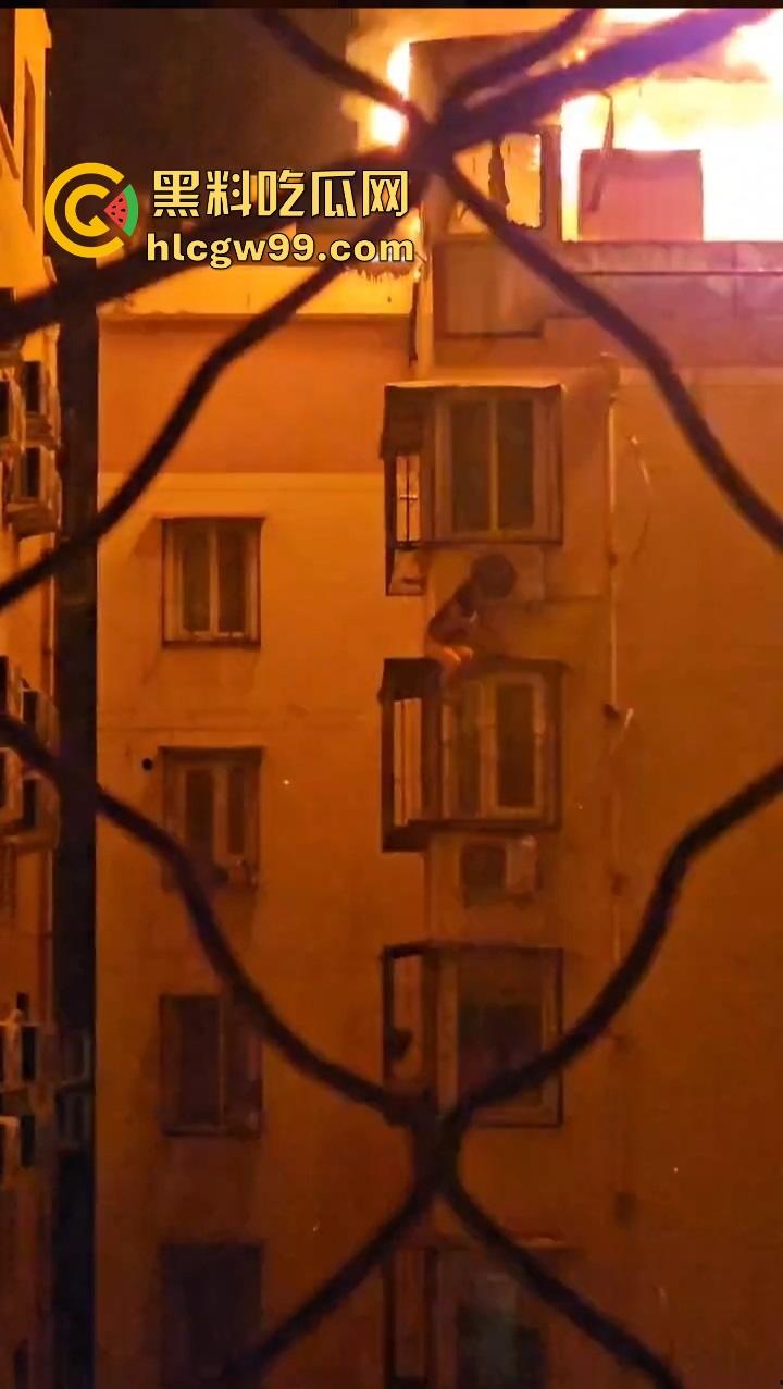 厦门小区楼顶火烧屁股，裸女6楼栏杆上被困哭成傻逼，物业还在睡大觉！  第3张