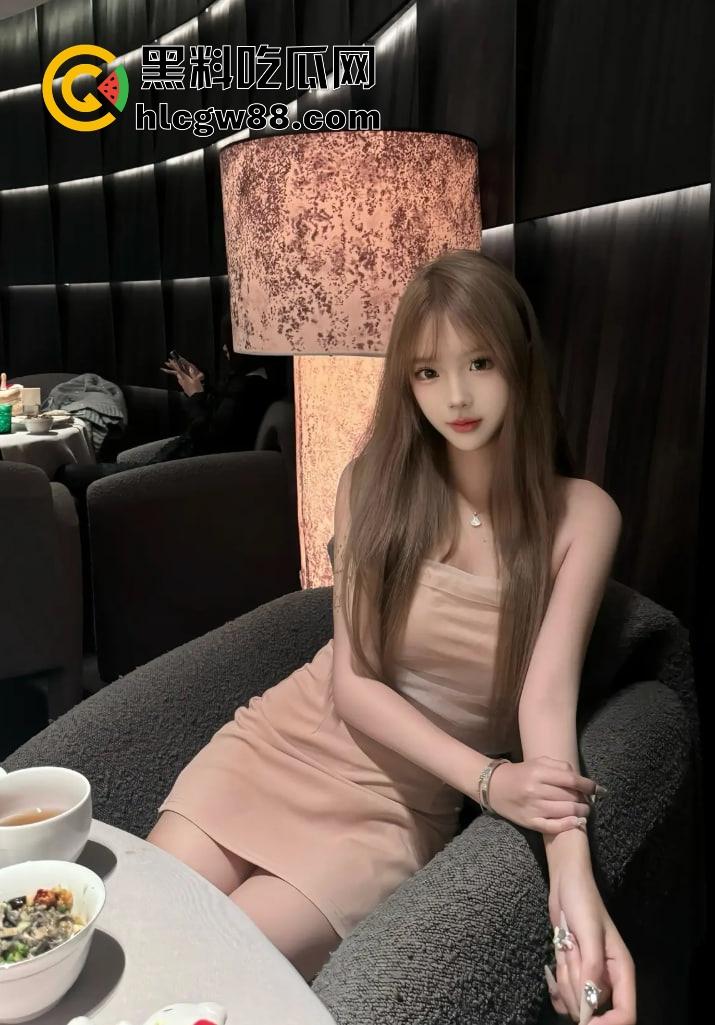 四川22岁骚鸡【林琳】包月卖逼当情人，吃一个月鸡巴换俩包，朋友圈晒包背地里卖逼！  第6张