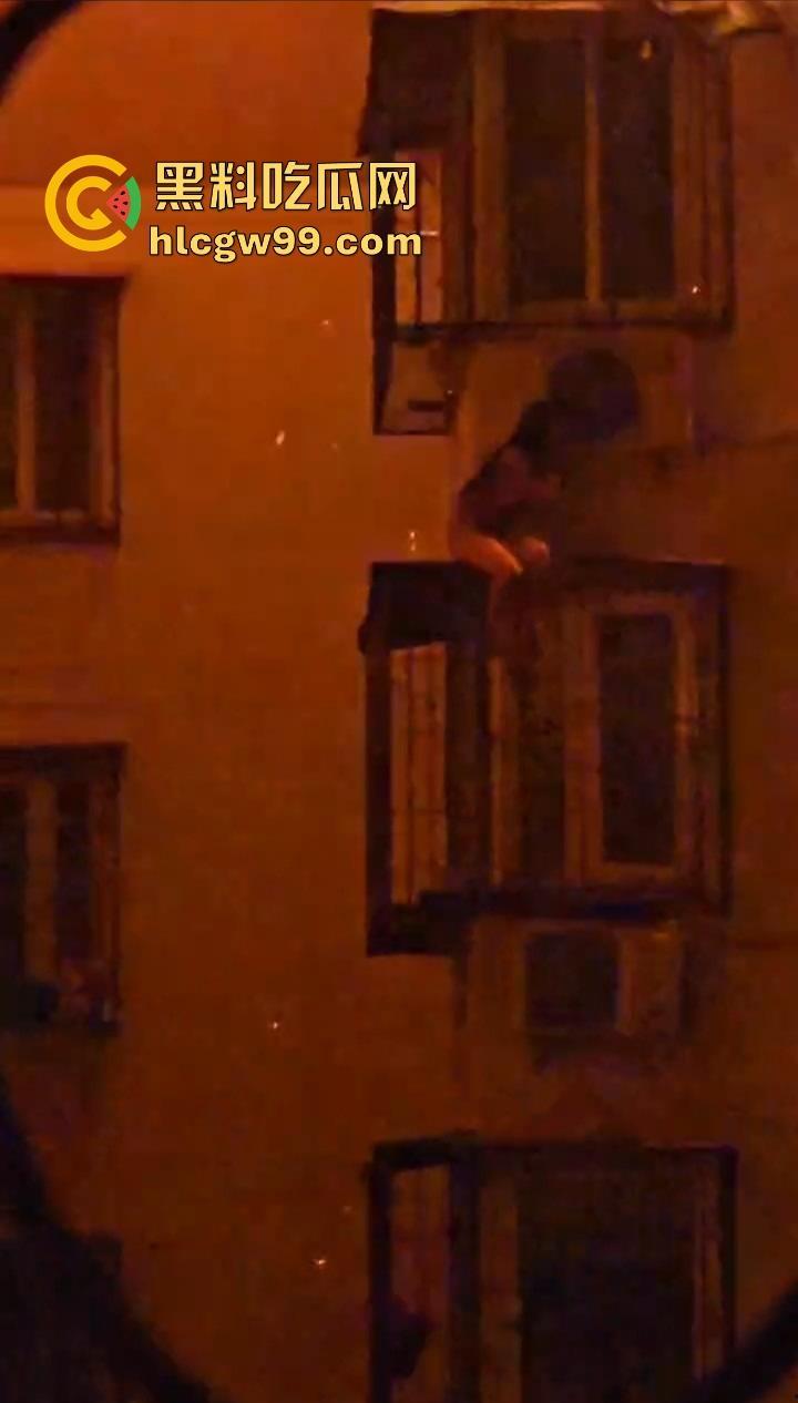 厦门小区楼顶火烧屁股，裸女6楼栏杆上被困哭成傻逼，物业还在睡大觉！  第4张