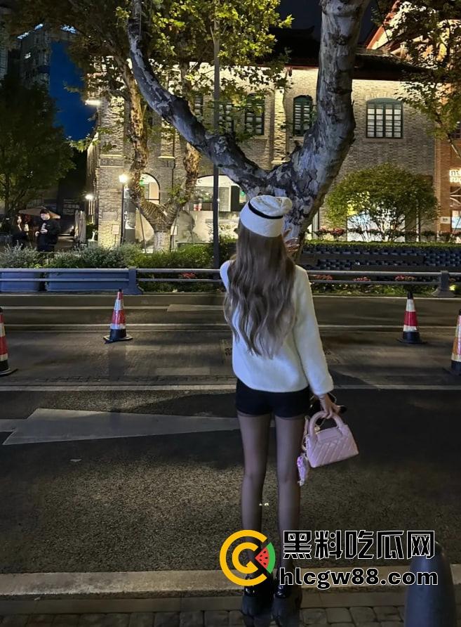 四川22岁骚鸡【林琳】包月卖逼当情人，吃一个月鸡巴换俩包，朋友圈晒包背地里卖逼！  第8张