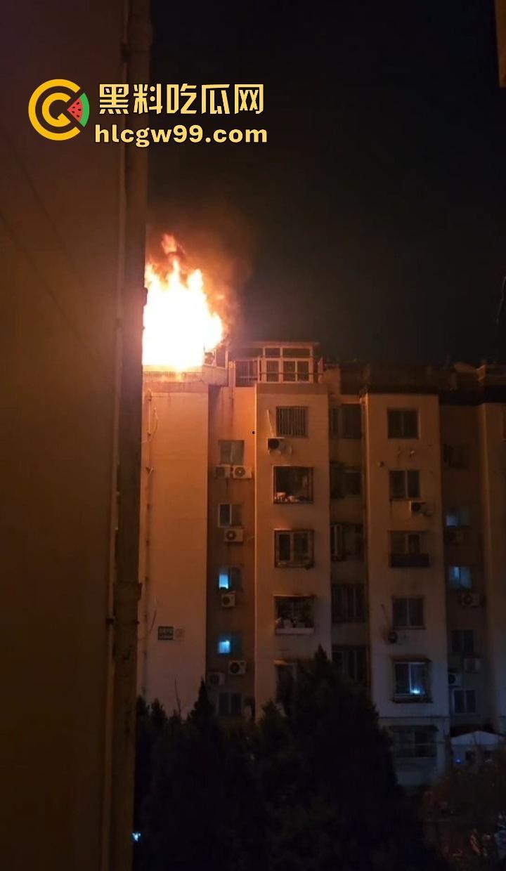 厦门小区楼顶火烧屁股，裸女6楼栏杆上被困哭成傻逼，物业还在睡大觉！  第5张