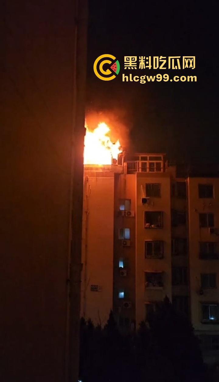 厦门小区楼顶火烧屁股，裸女6楼栏杆上被困哭成傻逼，物业还在睡大觉！  第6张