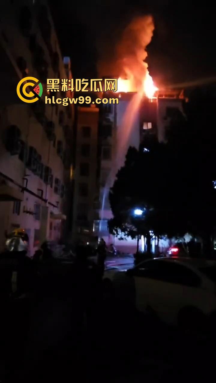 厦门小区楼顶火烧屁股，裸女6楼栏杆上被困哭成傻逼，物业还在睡大觉！  第7张