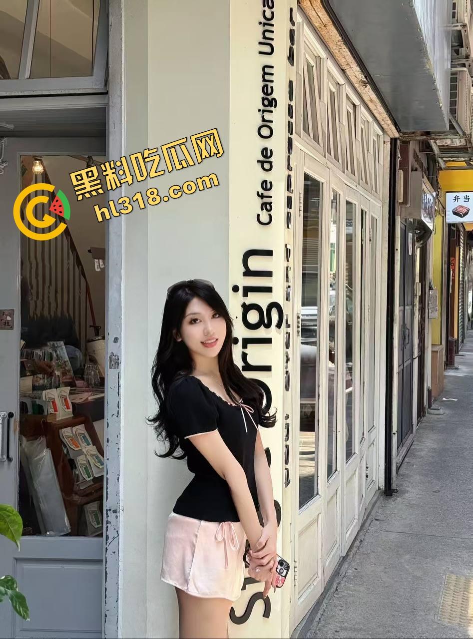 水润小肥逼骚出汁，香蕉都被泡软，一掰开全是春水，想操到天荒地老，兄弟你敢插进去就别想拔出来！  第1张