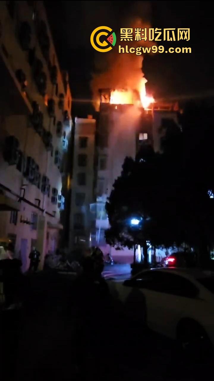 厦门小区楼顶火烧屁股，裸女6楼栏杆上被困哭成傻逼，物业还在睡大觉！  第8张