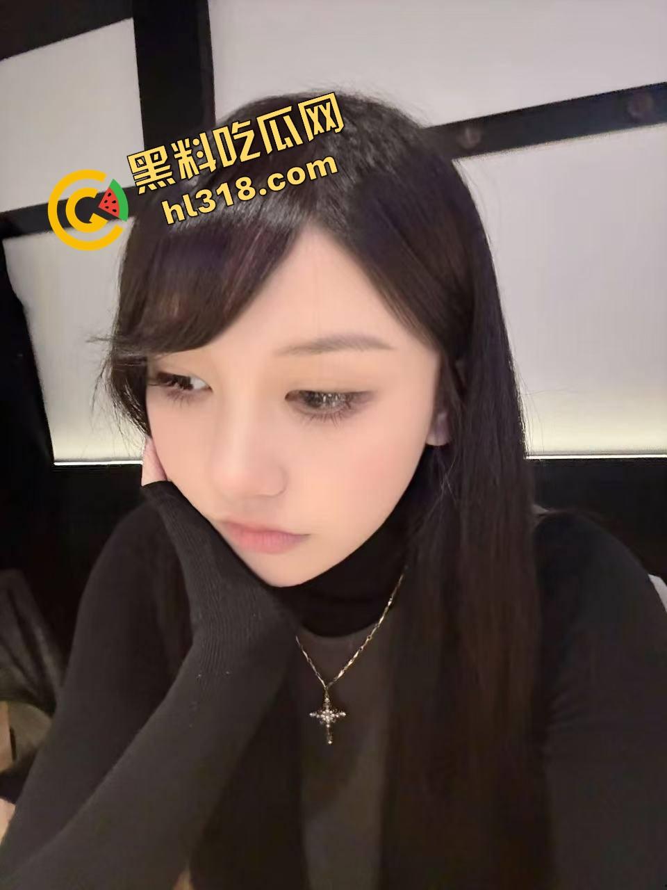 水润小肥逼骚出汁，香蕉都被泡软，一掰开全是春水，想操到天荒地老，兄弟你敢插进去就别想拔出来！  第3张