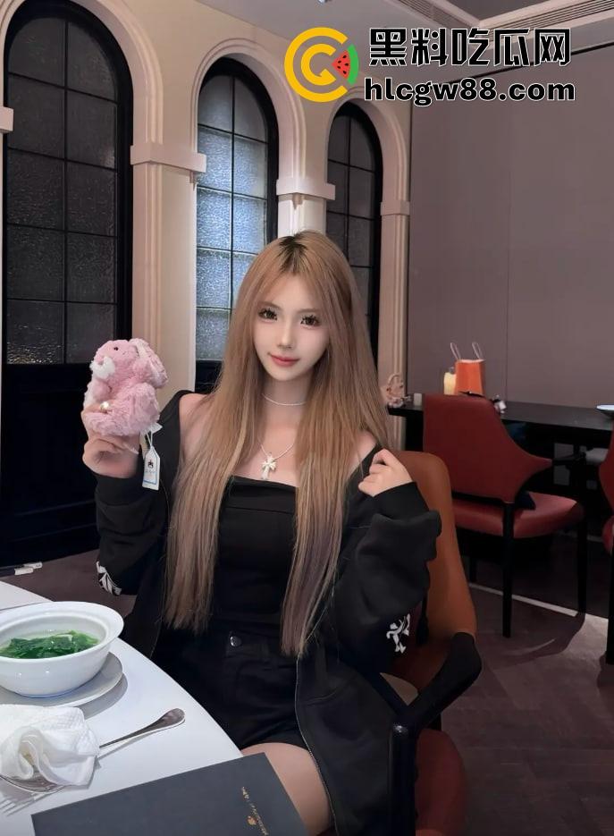 四川22岁骚鸡【林琳】包月卖逼当情人，吃一个月鸡巴换俩包，朋友圈晒包背地里卖逼！  第12张