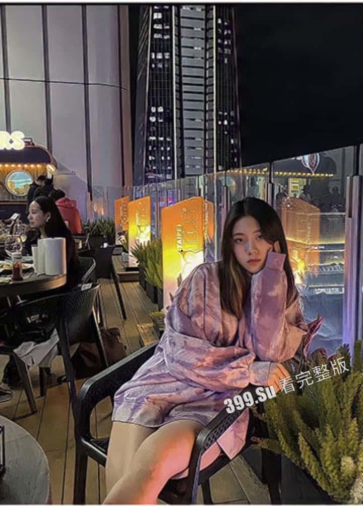 超高颜值的19岁  贫乳女神【朱X妮】长相清纯又厌世 给土豪金主自拍的私密视频及自拍照流出！ 第1张