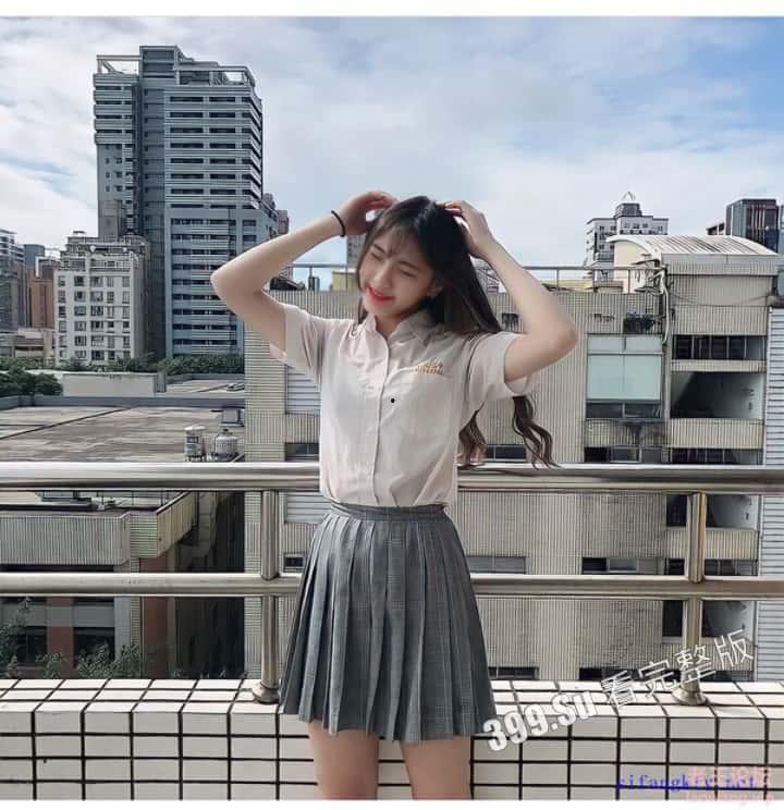 超高颜值的19岁  贫乳女神【朱X妮】长相清纯又厌世 给土豪金主自拍的私密视频及自拍照流出！ 第2张