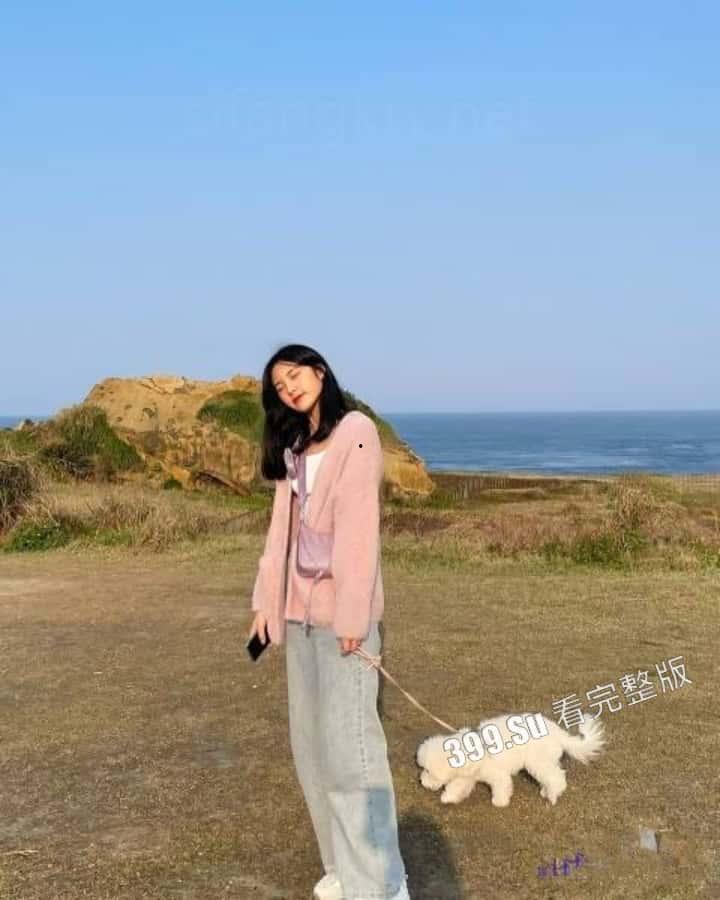 超高颜值的19岁  贫乳女神【朱X妮】长相清纯又厌世 给土豪金主自拍的私密视频及自拍照流出！ 第3张