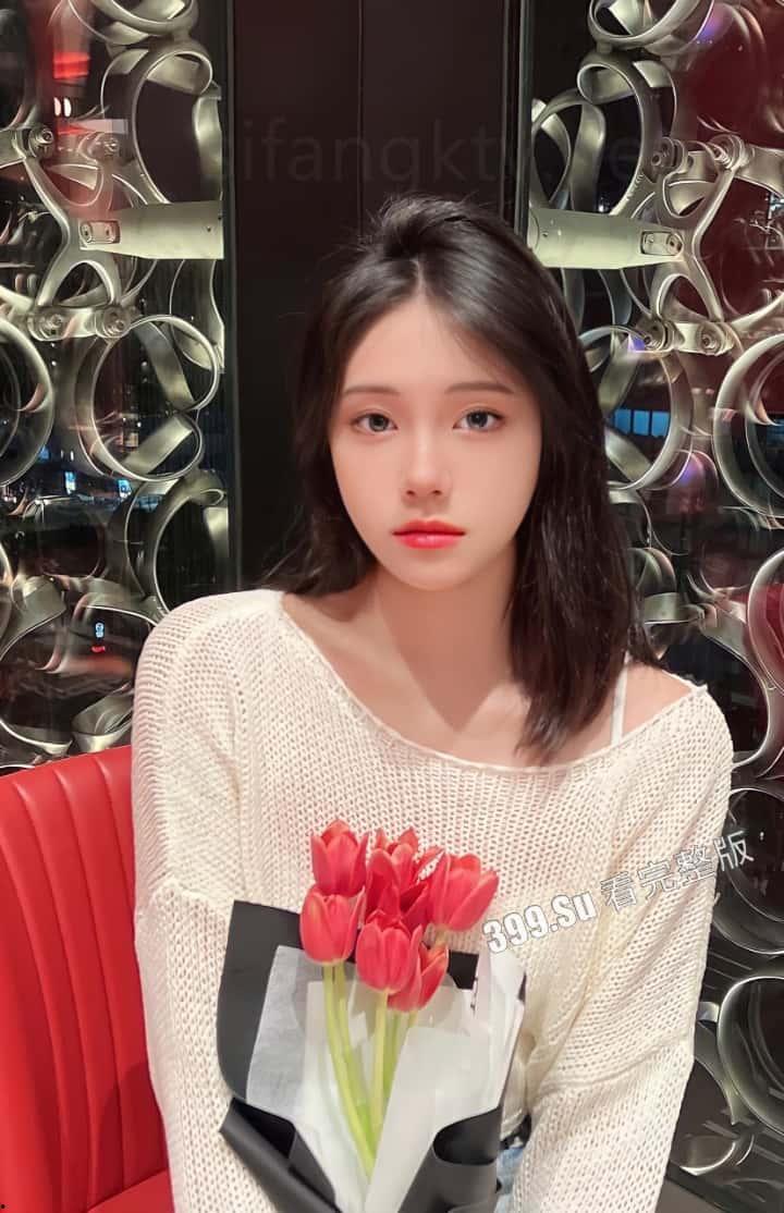 超高颜值的19岁  贫乳女神【朱X妮】长相清纯又厌世 给土豪金主自拍的私密视频及自拍照流出！ 第5张