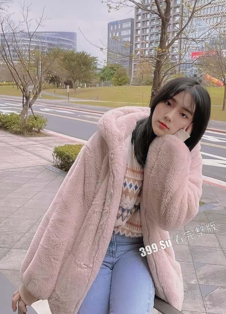 超高颜值的19岁  贫乳女神【朱X妮】长相清纯又厌世 给土豪金主自拍的私密视频及自拍照流出！ 第7张