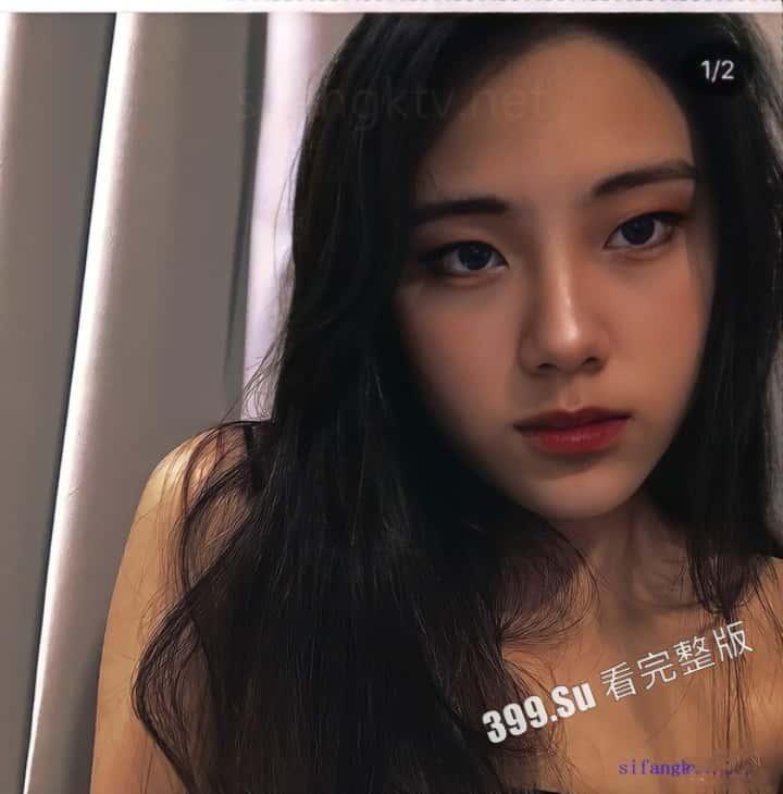 超高颜值的19岁  贫乳女神【朱X妮】长相清纯又厌世 给土豪金主自拍的私密视频及自拍照流出！ 第9张