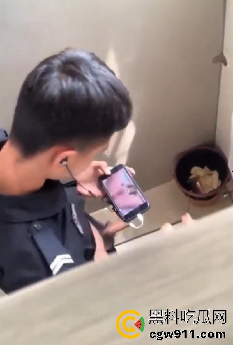 超稀有大瓜，偷拍警察在厕所打飞机，一边看片一边撸，看来是憋坏了啊，也不敢找小姐，估计是工资不够吧！  第2张