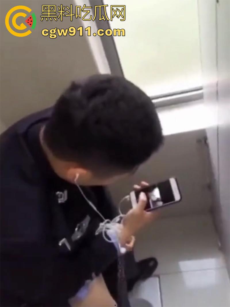 超稀有大瓜，偷拍警察在厕所打飞机，一边看片一边撸，看来是憋坏了啊，也不敢找小姐，估计是工资不够吧！  第3张