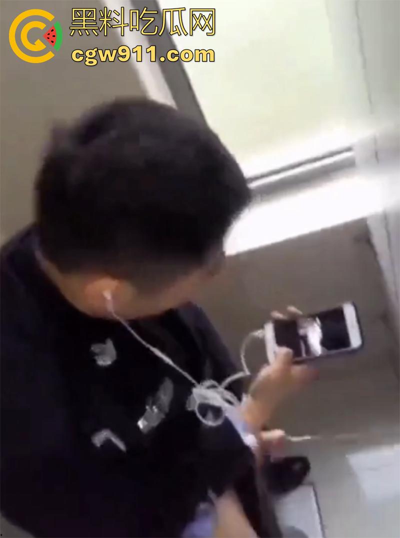 超稀有大瓜，偷拍警察在厕所打飞机，一边看片一边撸，看来是憋坏了啊，也不敢找小姐，估计是工资不够吧！  第4张