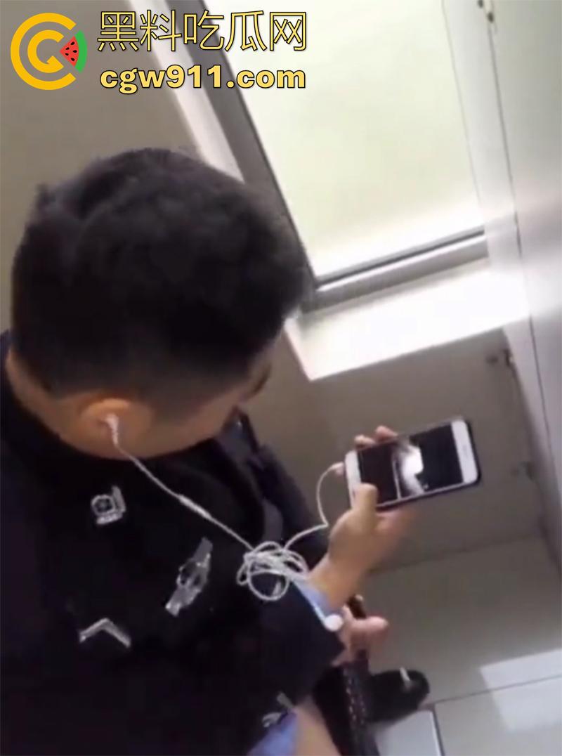 超稀有大瓜，偷拍警察在厕所打飞机，一边看片一边撸，看来是憋坏了啊，也不敢找小姐，估计是工资不够吧！  第5张