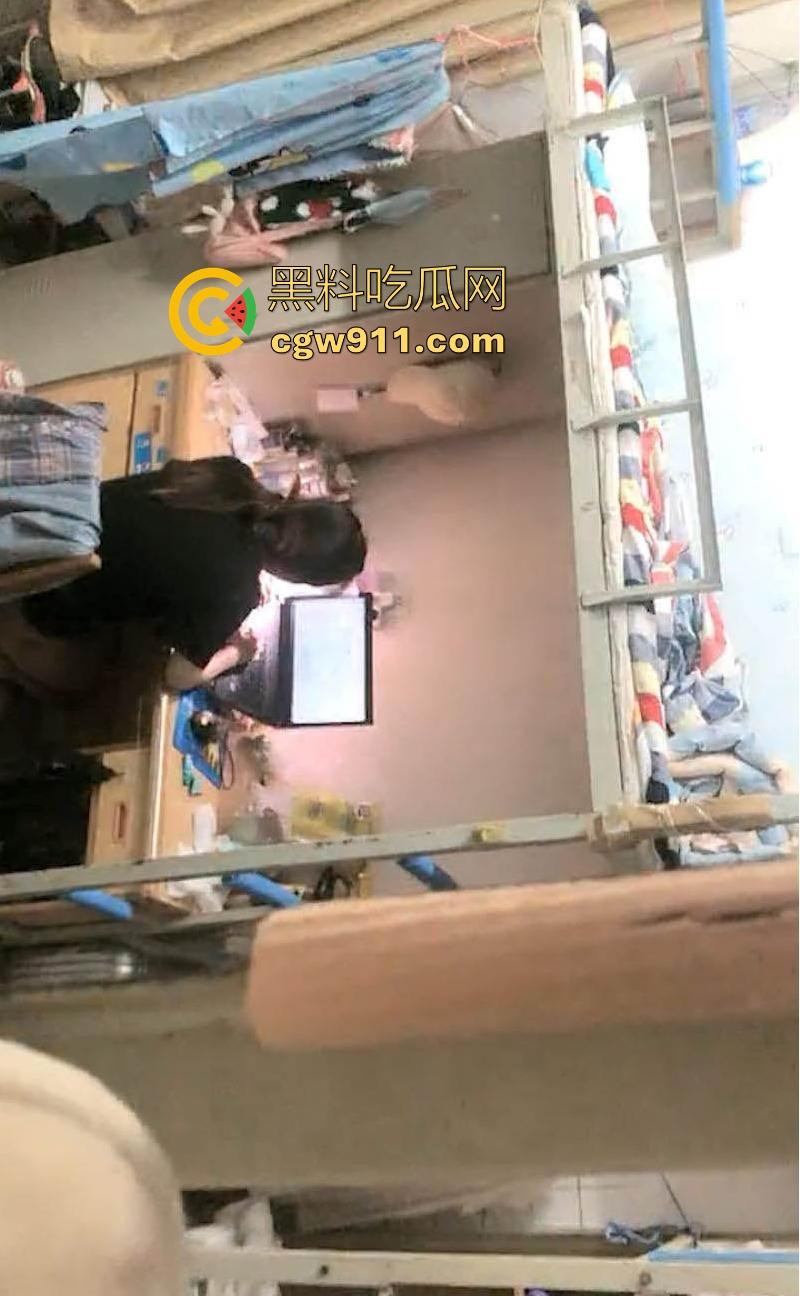 宁波工商学院巨乳母狗【赵瑜琳】舍友看综艺她直播扣逼自慰，淫语对话刺激炸裂，直接爱了！  第4张