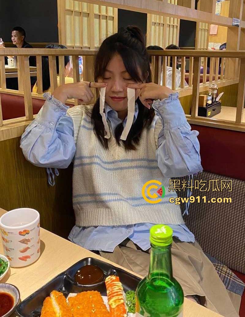 山东清纯萝莉【陆颖】情趣装做爱流出，被包养成淫荡性宠，可爱萝莉戴狗链穿情趣皮裙，花式爆操太尼玛得劲了！  第3张