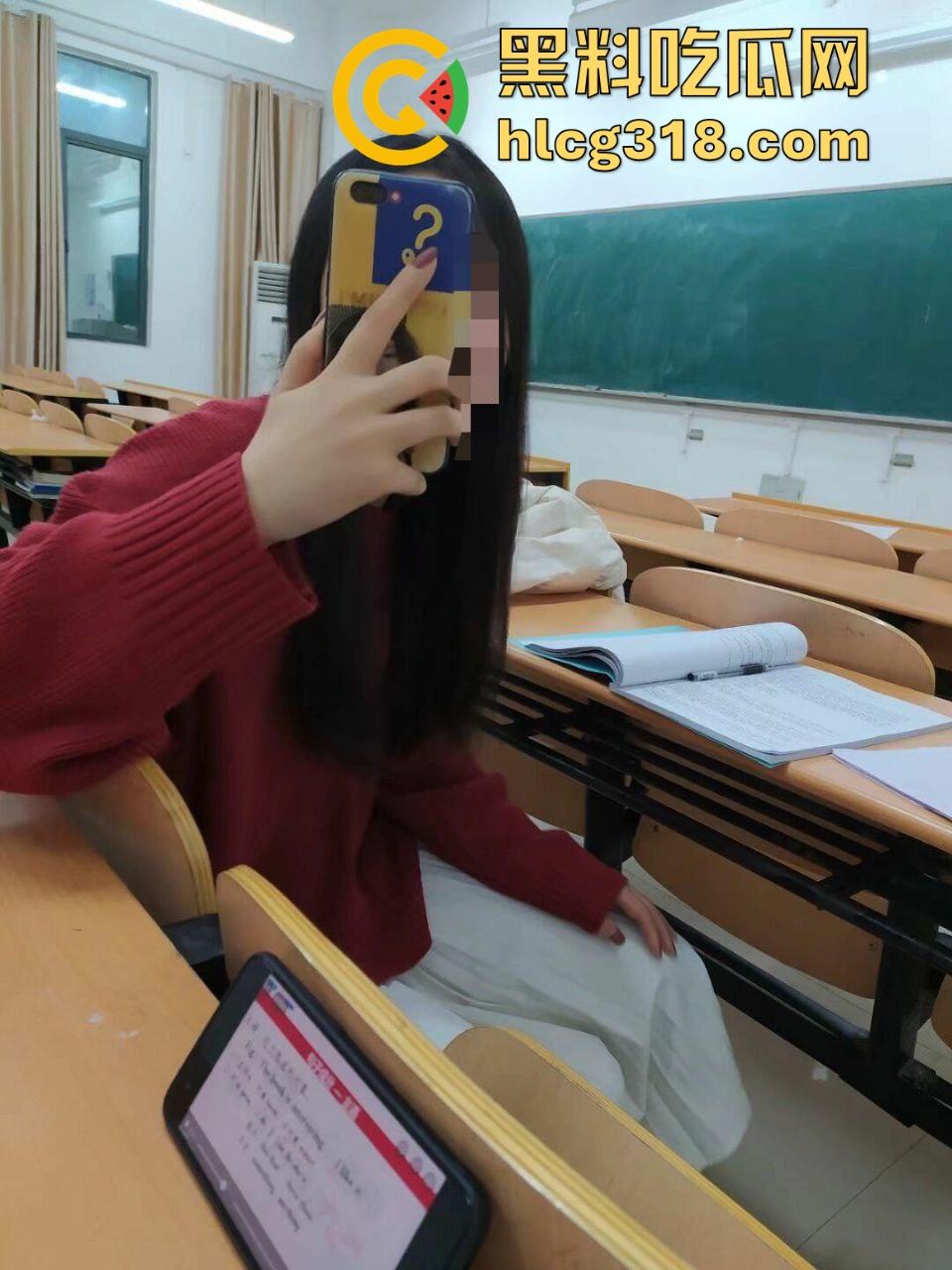 夏日午后，小日一下!反差眼镜妹小区长椅骑乘做爱，白裙诱惑激情开干，年轻人玩的真野啊！  第1张