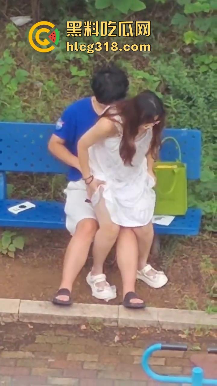 夏日午后，小日一下!反差眼镜妹小区长椅骑乘做爱，白裙诱惑激情开干，年轻人玩的真野啊！  第3张