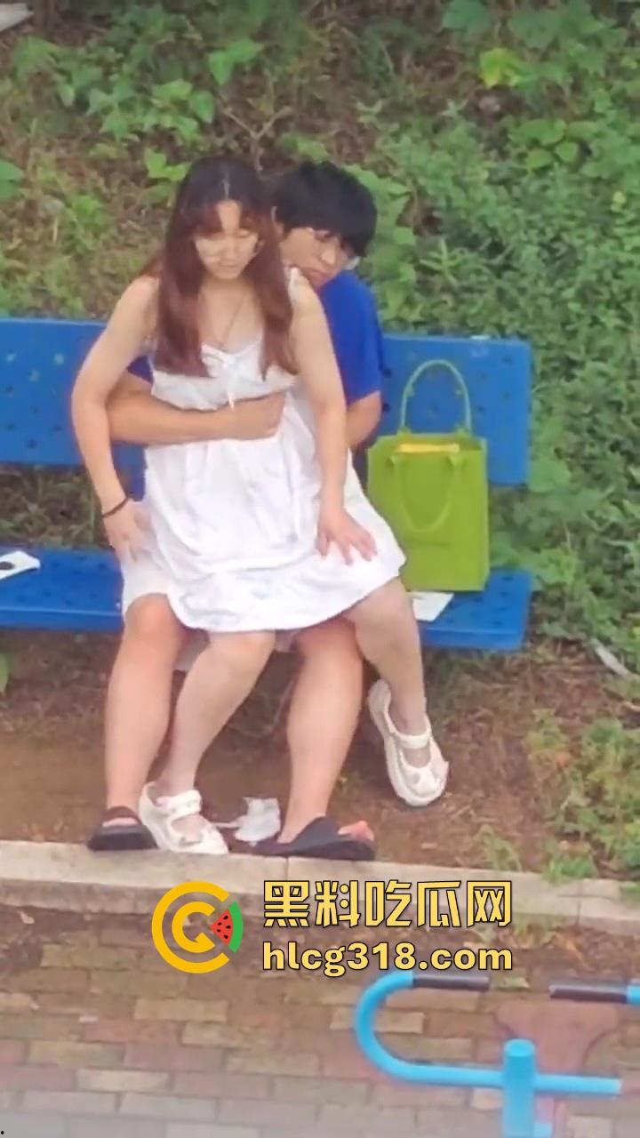 夏日午后，小日一下!反差眼镜妹小区长椅骑乘做爱，白裙诱惑激情开干，年轻人玩的真野啊！  第4张