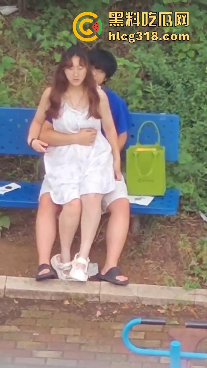 夏日午后，小日一下!反差眼镜妹小区长椅骑乘做爱，白裙诱惑激情开干，年轻人玩的真野啊！  第5张