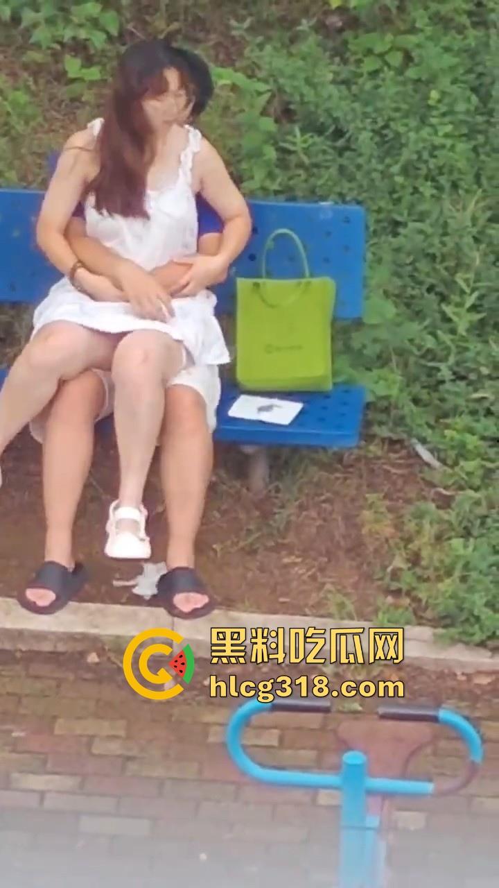 夏日午后，小日一下!反差眼镜妹小区长椅骑乘做爱，白裙诱惑激情开干，年轻人玩的真野啊！  第6张