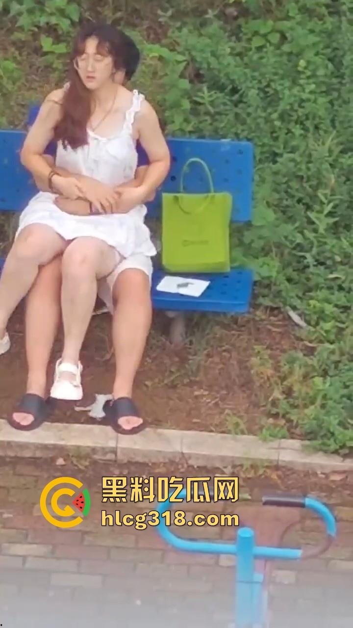 夏日午后，小日一下!反差眼镜妹小区长椅骑乘做爱，白裙诱惑激情开干，年轻人玩的真野啊！  第7张